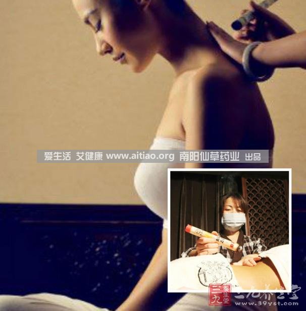 足三里穴是位于外膝的下3寸、脛骨外側(cè)一橫指左右的位置，艾灸10-15分鐘即可，需堅(jiān)持一段時間，很快可以看到祛濕的效果。